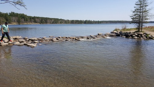 Kamienne przejście przez jezioro